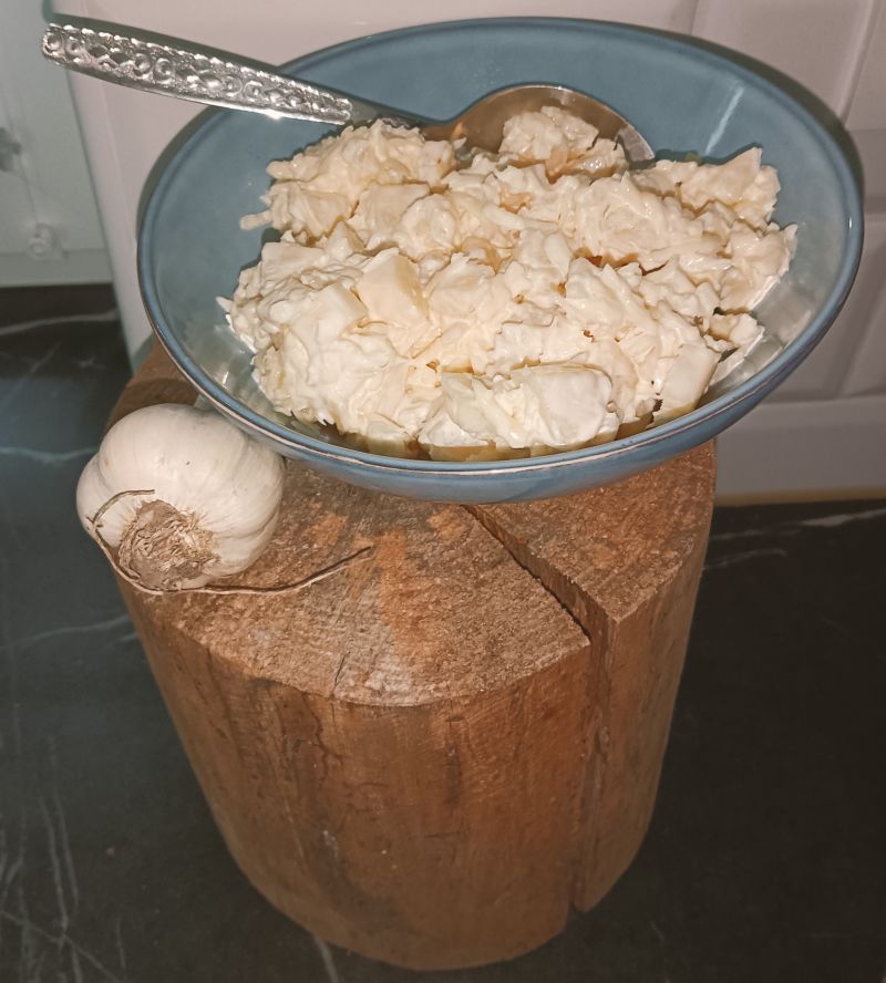 Sałatka z serem żółtym, ananasem i czosnkiem