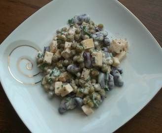 Sałatka z serem żółtym i czerwoną fasolą