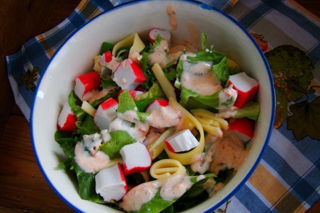 Sałatka z serem żółtym i mixem sałat 