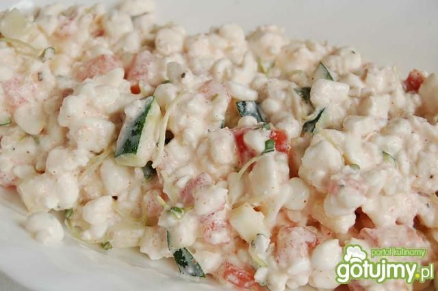 Sałatka z serka wiejskiego 