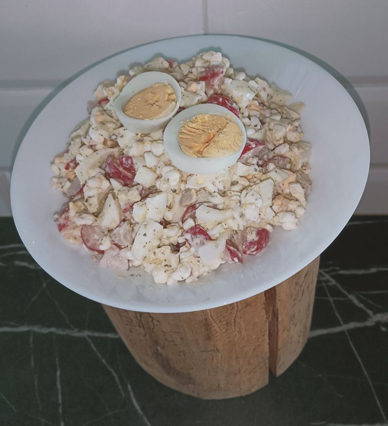 Sałatka z serka wiejskiego, jajka i rzodkiewki