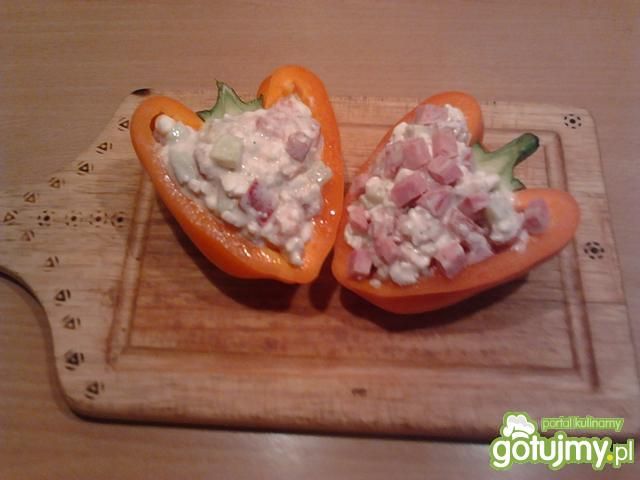 Sałatka z serka wiejskiego w papryce