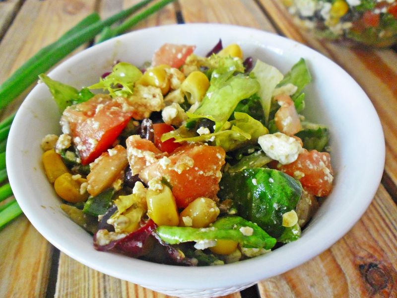 Sałatka z serkiem wędzonym i olejem dyniowym