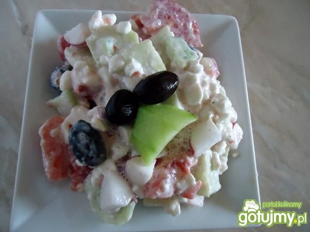 Sałatka z serkiem wiejskim i oliwkami