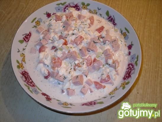 Sałatka z serkiem wiejskim i szynką