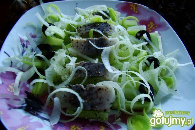 Sałatka z śledzia i ogórka z porem  Sałatka z śledzia i ogórka z porem