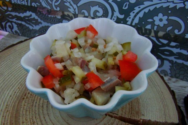 Sałatka z śledzia solonego  Sałatka z śledzia solonego