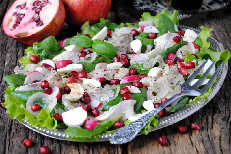 Sałatka z śledziem i granatem