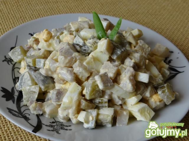 Sałatka z śledziem i jajkiem na twardo