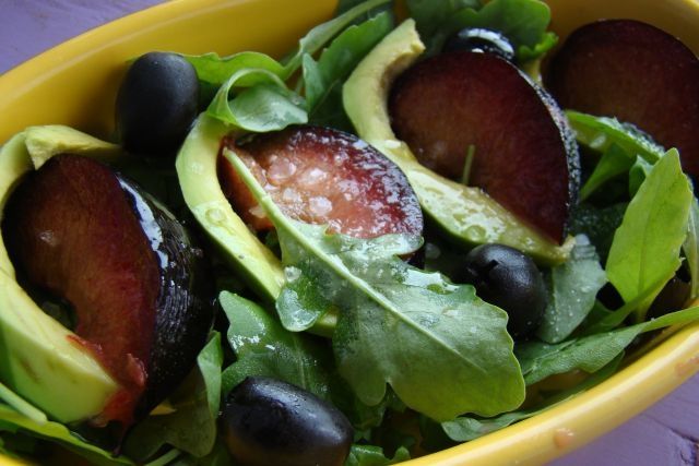 Sałatka z śliwki i awokado