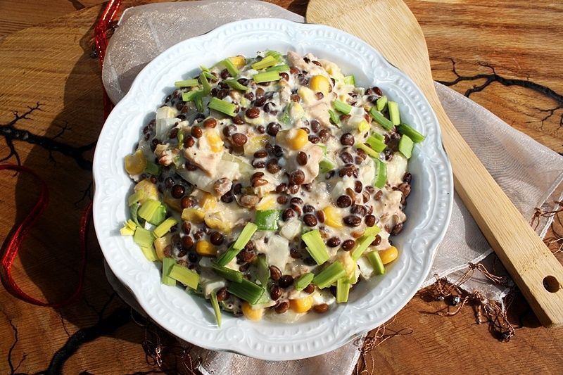 Sałatka z soczewicą konserwową i łososiem