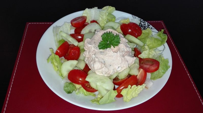 Sałatka z sosem a'la tatarskim