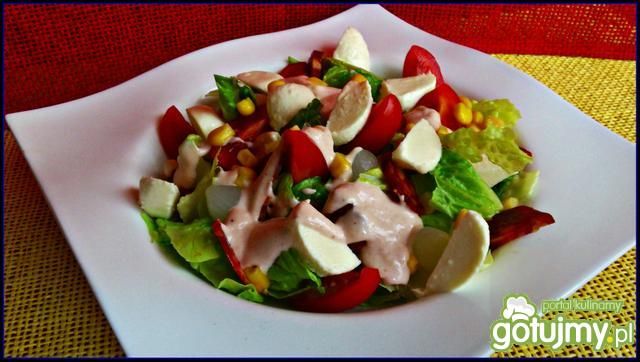 Sałatka z sosem chrzanowym.