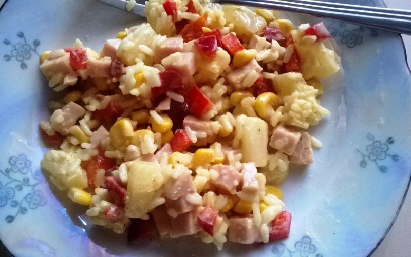 Sałatka z sosem curry i ananasem Sałatka z sosem curry i ananasem