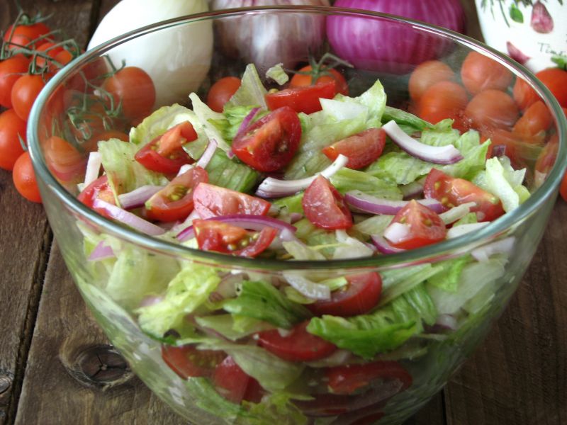 Sałatka z sosem czosnkowym