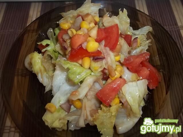 Sałatka z sosem czosnkowym 4