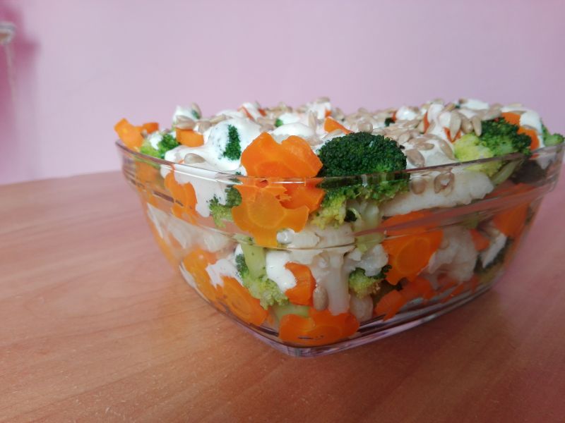 Sałatka z sosem czosnkowym i ziarnami słonecznika