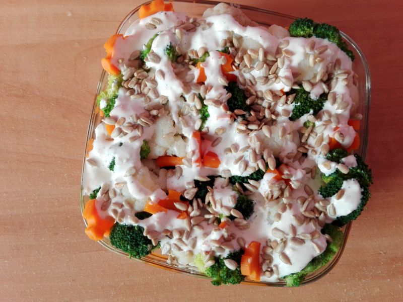 Sałatka z sosem czosnkowym i ziarnami słonecznika