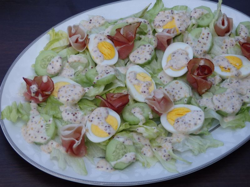 Sałatka z sosem jogurtowo-musztardowym