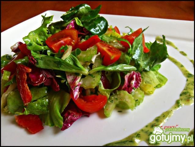 Sałatka z sosem koperkowo pietruszkowym Sałatka z sosem koperkowo pietruszkowym