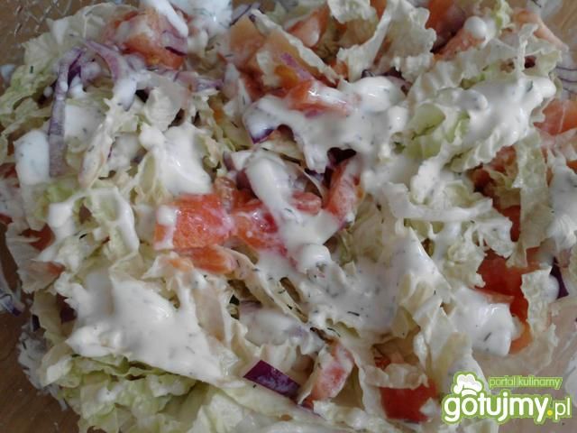 Sałatka z sosem koperkowym