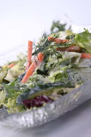 Sałatka z sosem koperkowym