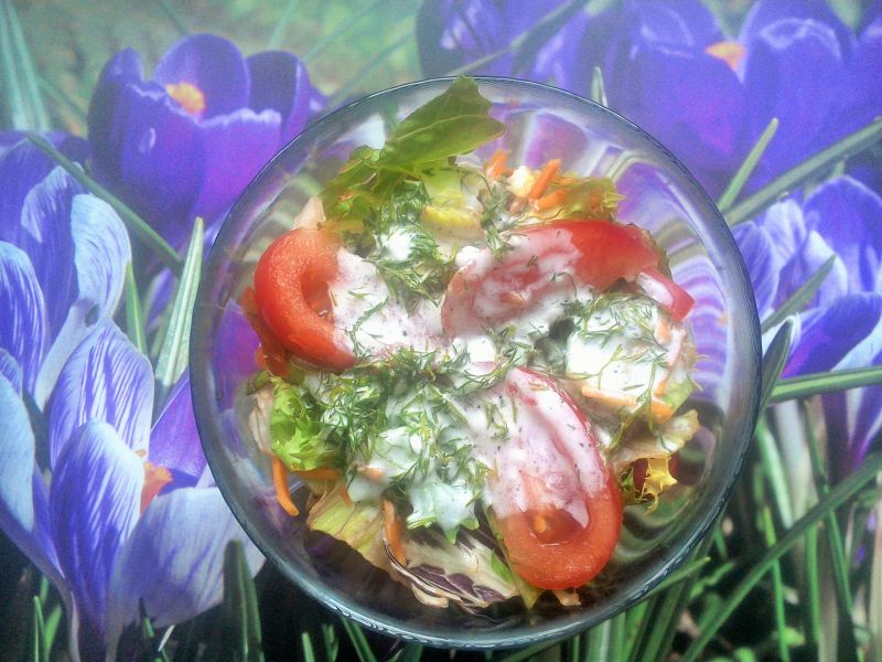 Sałatka z sosem koperkowym