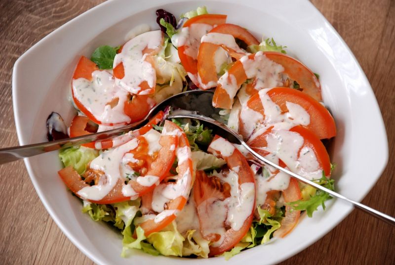 Sałatka z sosem limonkowo- jogurtowym