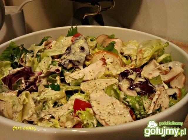 Sałatka z sosem majonezowo jogurtowym