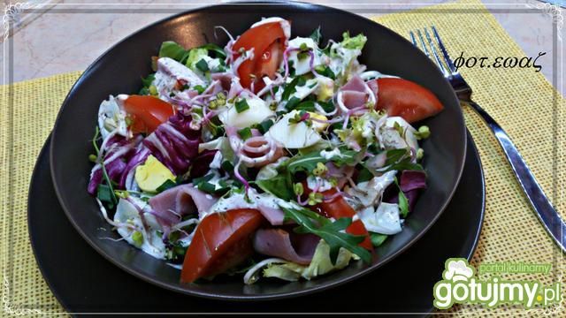 Sałatka z sosem majonezowo śmietanowym