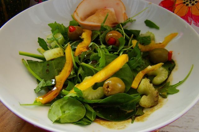 Sałatka z sosem miodowo-dyniowym z rukoli 