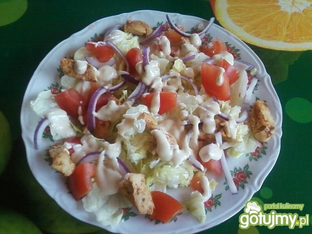 Sałatka z sosem orzechowym. Sałatka z sosem orzechowym.