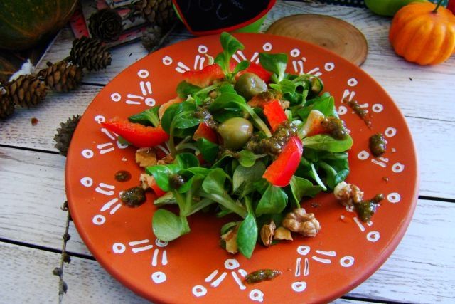 Sałatka z sosem pesto i z  oliwkami zielonymi 