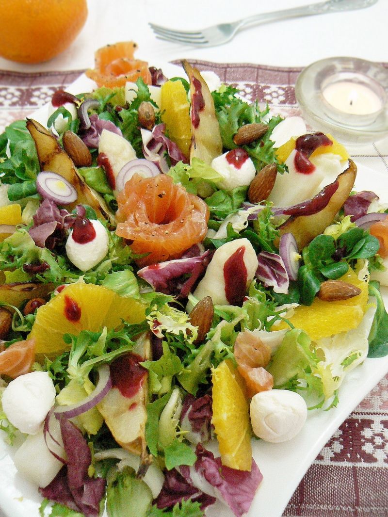 Sałatka z sosem porzeczkowym i szparagami