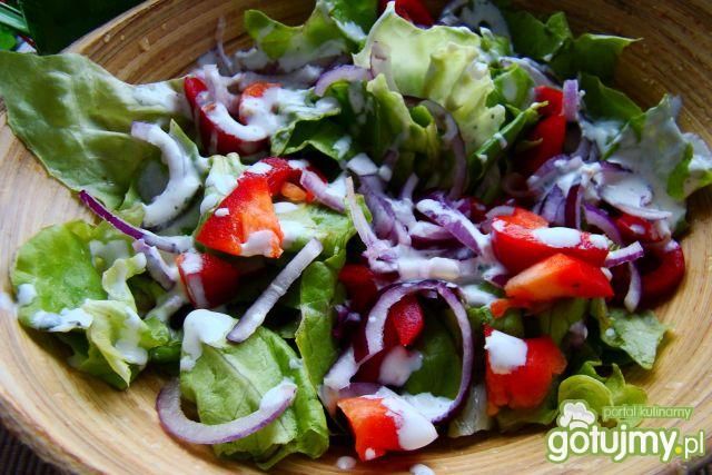 Sałatka z sosem serowym