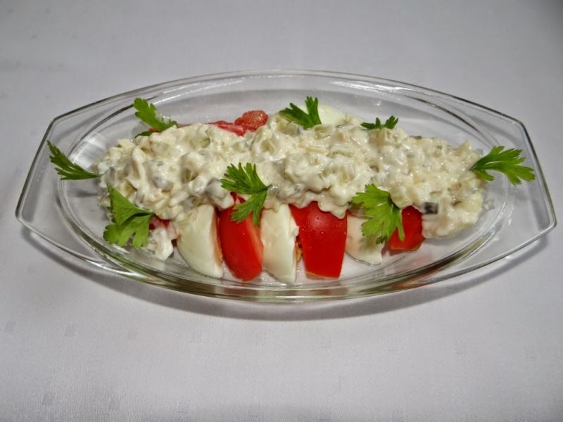 Sałatka z sosem tatarskim