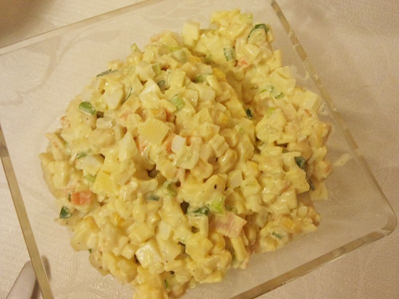 Sałatka z surimi i kukurydzą