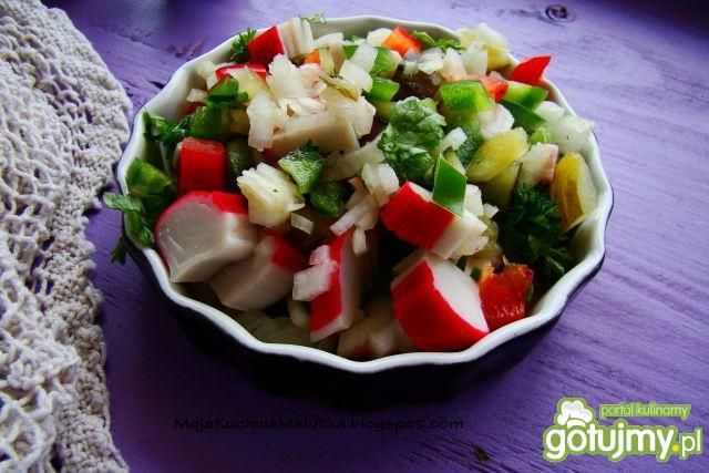 Sałatka z surimi i ogórków małosolnych 