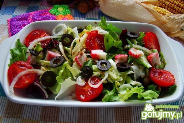 Sałatka z surimi i oliwkami 