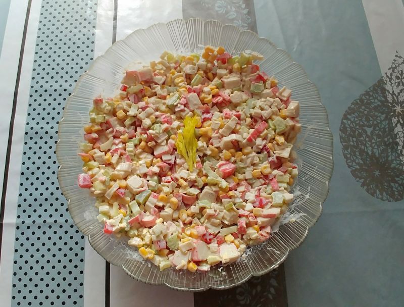 Sałatka z surimi i selerem naciowym Sałatka z surimi i selerem naciowym