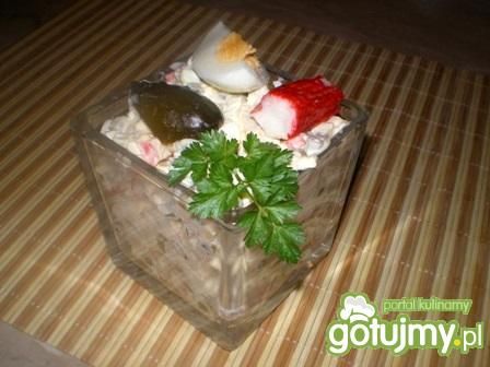 Sałatka z surimi, ogórka kiszonego i jaj