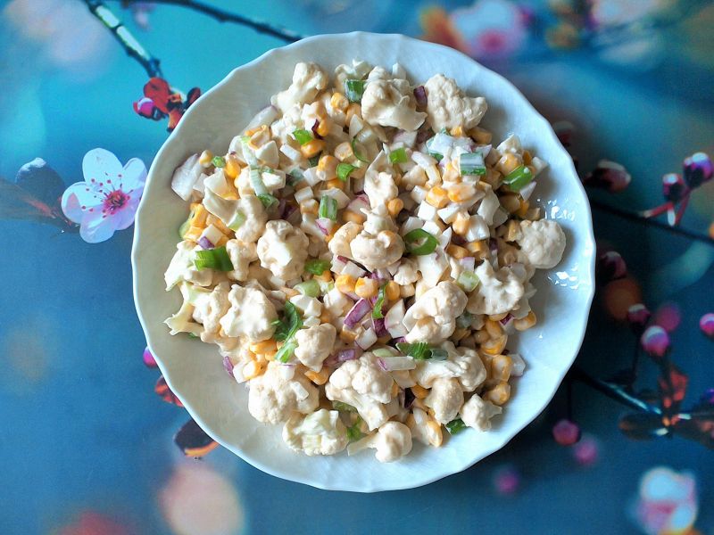 Sałatka z surowego kalafiora z jajkiem i kukurydzą
