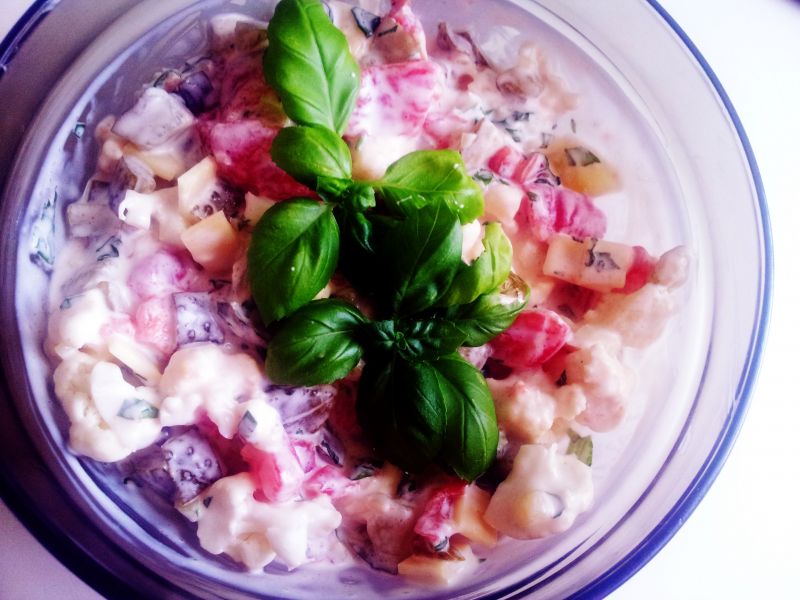 Sałatka z surowego kalafiora z ogórkami makaronem