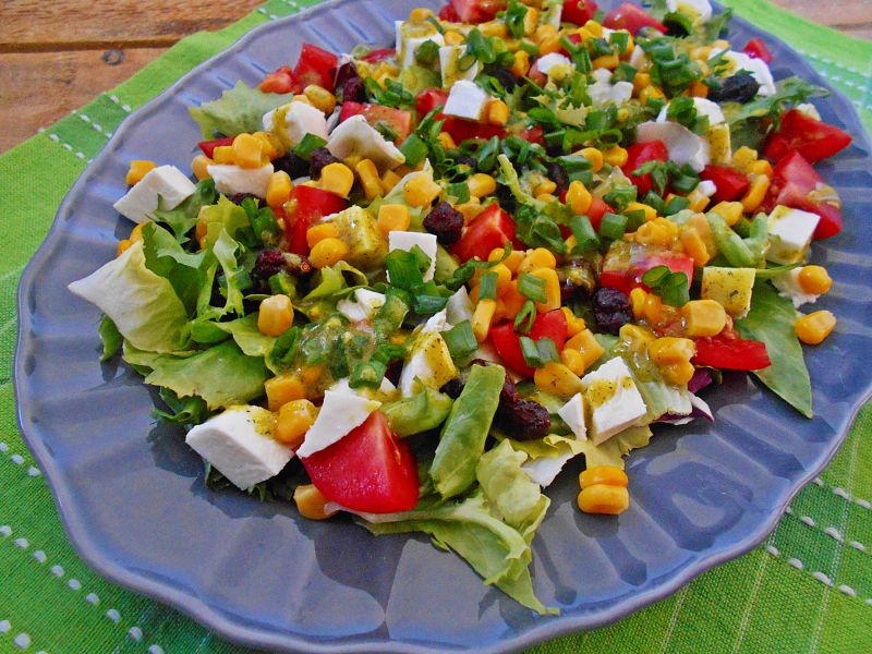 Sałatka z suszoną żurawiną i mozzarellą Sałatka z suszoną żurawiną i mozzarellą