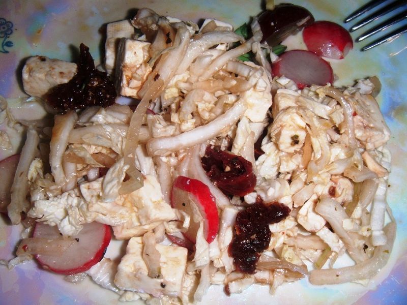 Sałatka z suszonymi pomidorami i octem balsamiczny