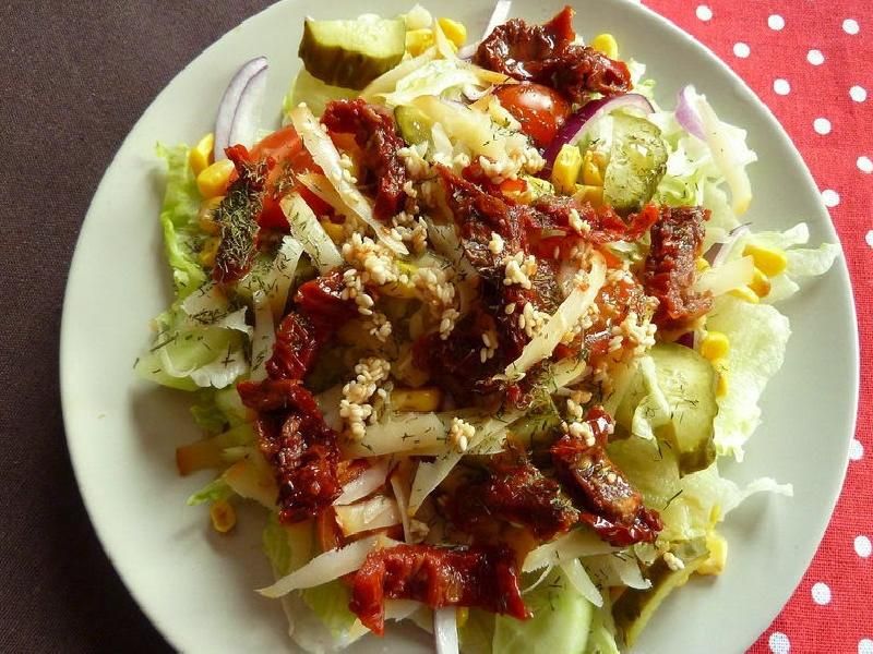 Sałatka z suszonymi pomidorami i sezamem Sałatka z suszonymi pomidorami i sezamem