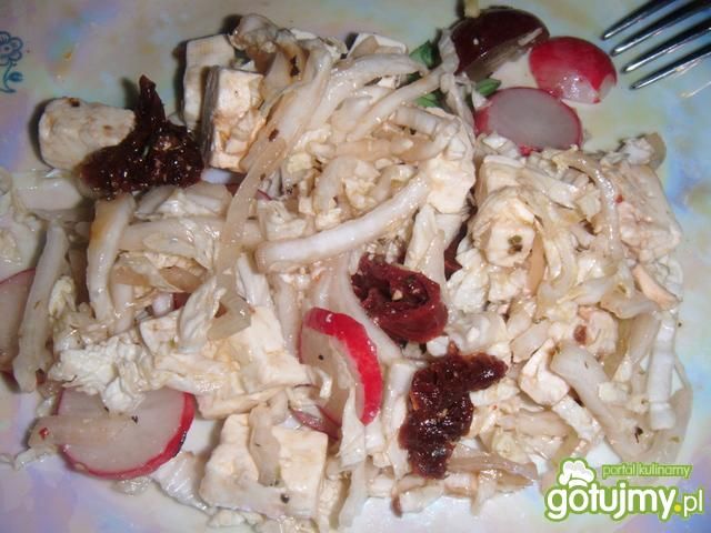 Sałatka z suszonymi pomidorami i ziołami