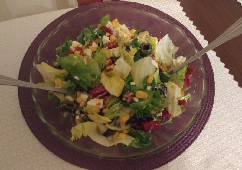 Sałatka z suszonymi pomidorami, oliwkami i fetą