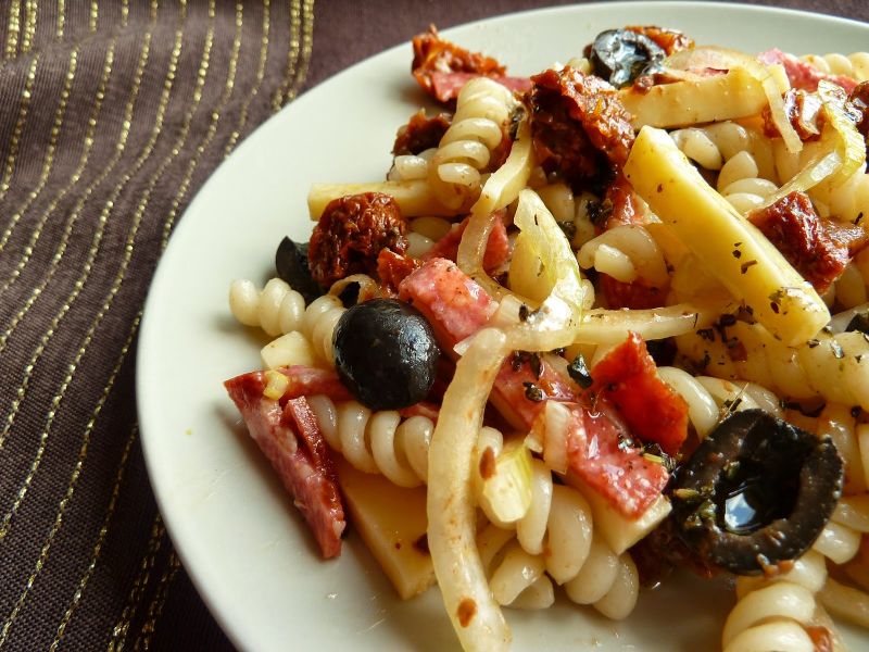 Sałatka z suszonymi pomidorami, oliwkami i salami