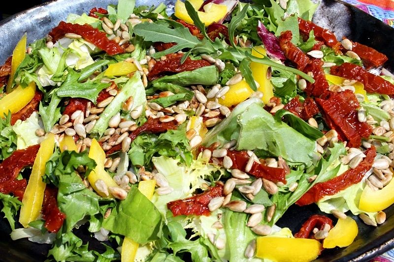 Sałatka z suszonymi pomidorami, papryką i pestkami